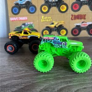 Monster Jam Trucks 1:64 El Toro Loco and Grave Digger